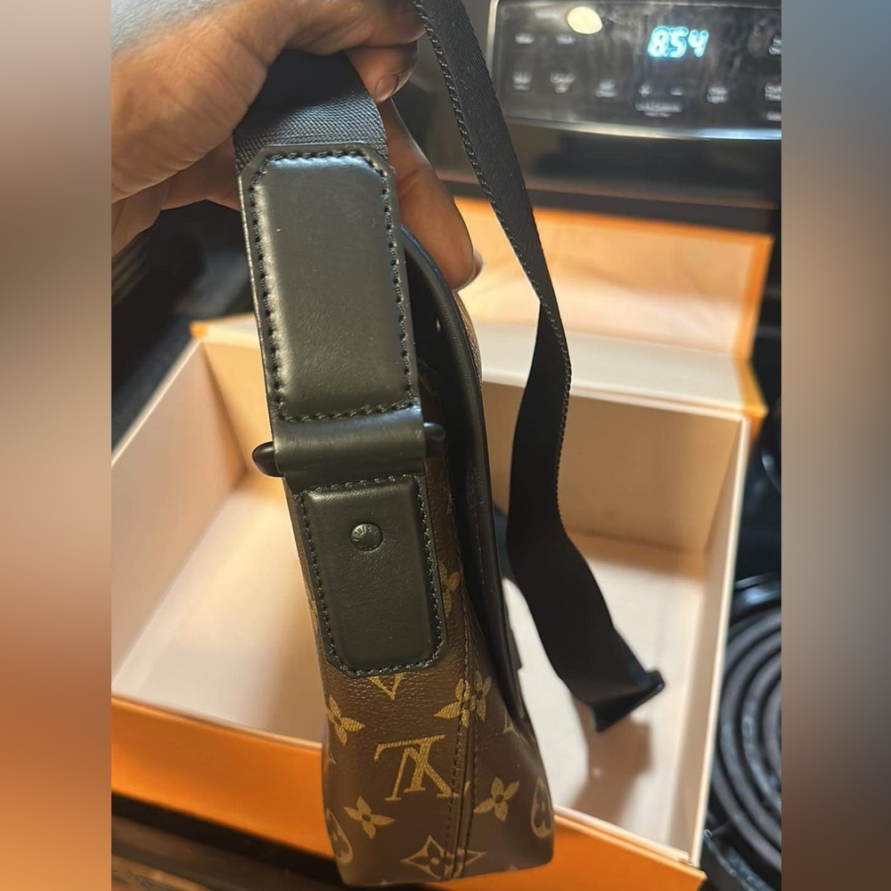 100% authentic Louis Vuitton men bag - Picture 3 of 4